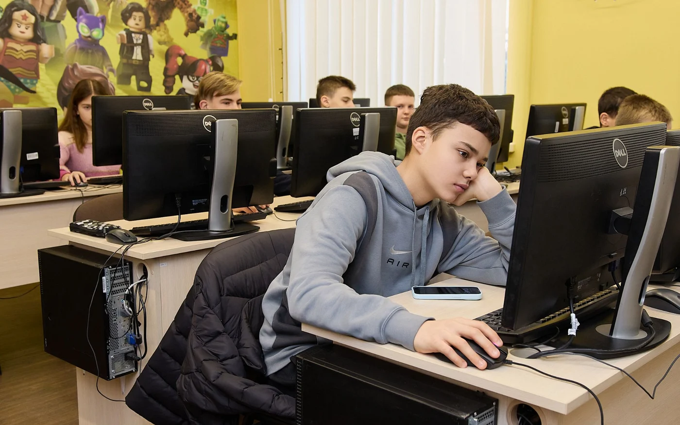 Учні за комп'ютерами на уроці інформатики