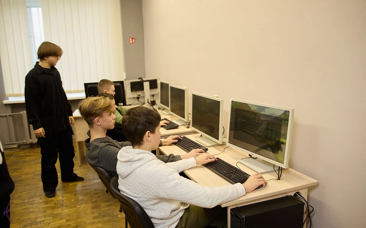 Учні виконують практичне завдання в комп'ютерному класі